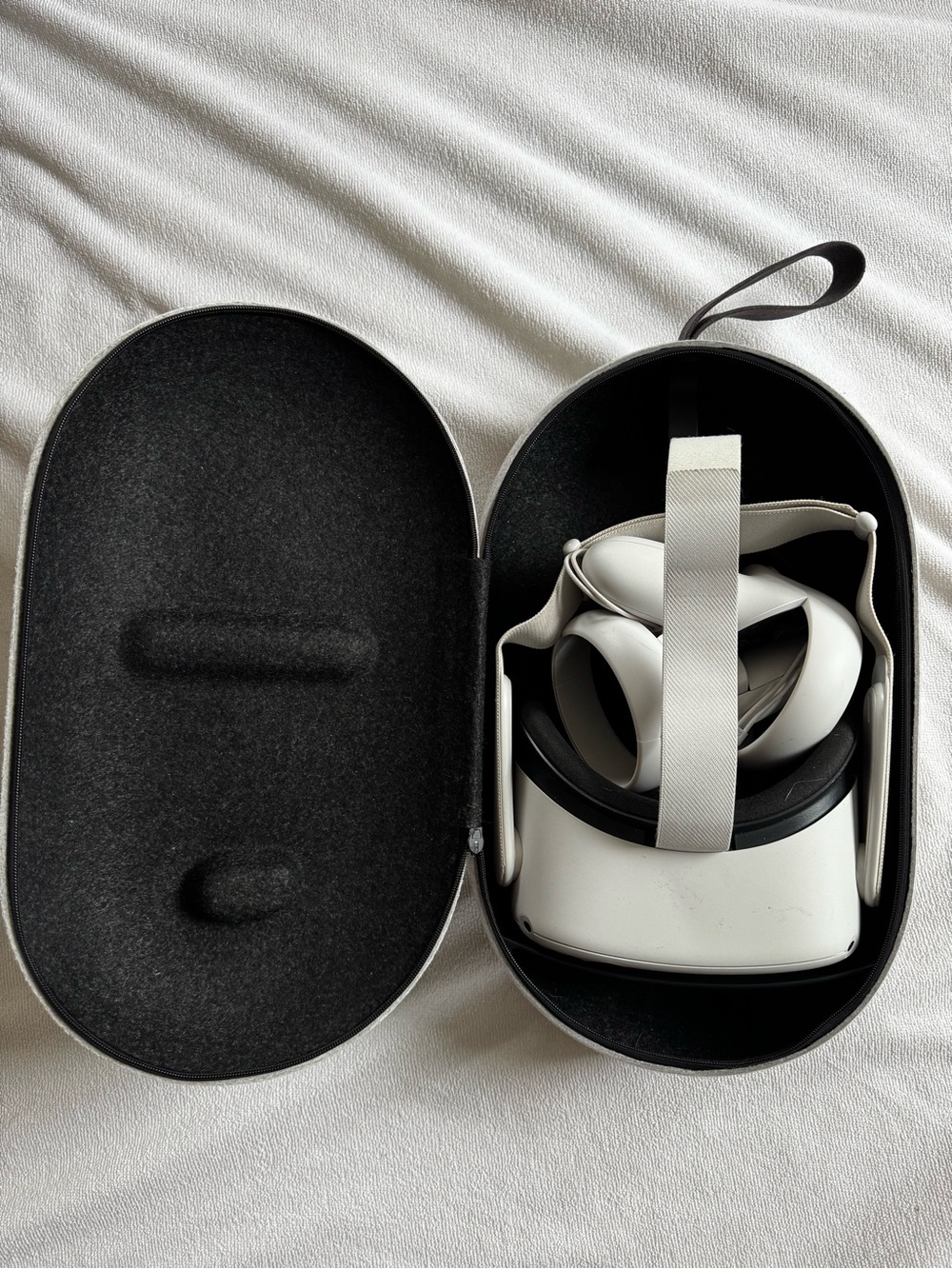Quest 2 White VR Headset with Carrying Case